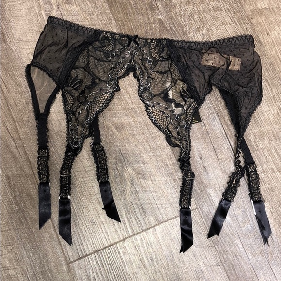 Lingerie set, bra and suspenders. - Picture 2 of 8